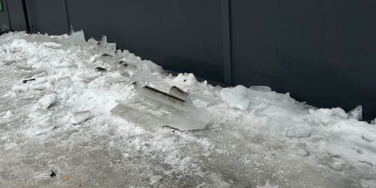 У Бережанах внаслідок падіння льодяної брили травмувалася 8-річна дитина