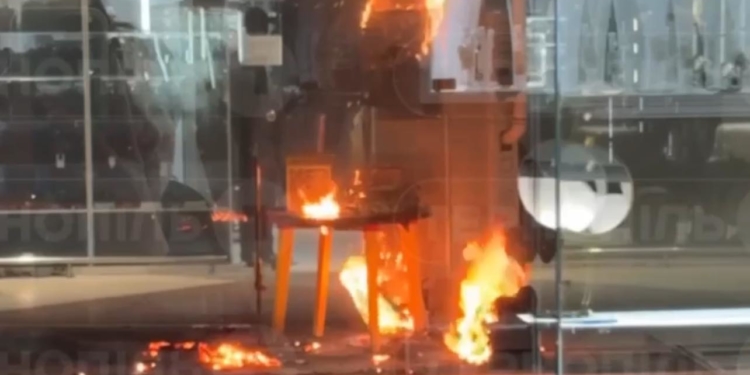 В Тернополі в ТРЦ “Подоляни” стався вибух і пожежа через небезпечний предмет в рюкзаку відвідувача