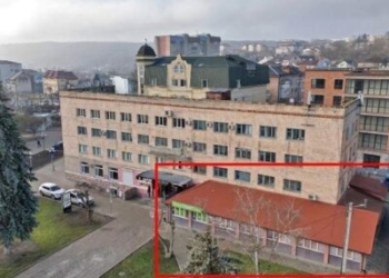 У Чорткові чоловік виставив на продаж самовільну прибудову, яку суд зобов’язав його знести