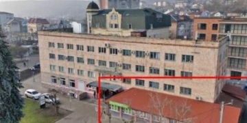 У Чорткові чоловік виставив на продаж самовільну прибудову, яку суд зобов’язав його знести