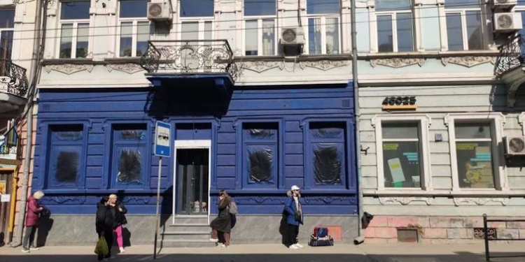 У Тернополі незаконно перефарбували пам’ятку архітектури в синій колір: міськрада обіцяє покарання