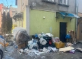 Сміттєзвалище під вікнами: у центрі Чорткова муніципали виявили осередок антисанітарії
