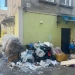 Сміттєзвалище під вікнами: у центрі Чорткова муніципали виявили осередок антисанітарії
