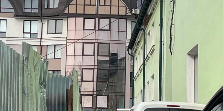 У центрі Тернополя біля гімназії Франка провалився асфальт: небезпечна ділянка збільшується