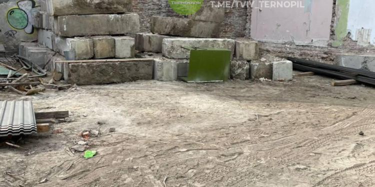 У центрі Тернополя біля гімназії Франка провалився асфальт: небезпечна ділянка збільшується