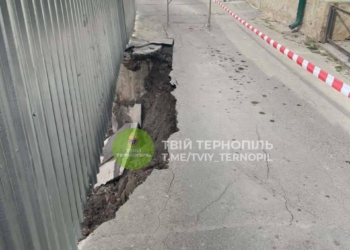 У центрі Тернополя біля гімназії Франка провалився асфальт: небезпечна ділянка збільшується