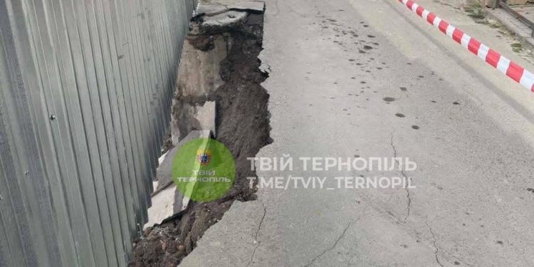 У центрі Тернополя біля гімназії Франка провалився асфальт: небезпечна ділянка збільшується