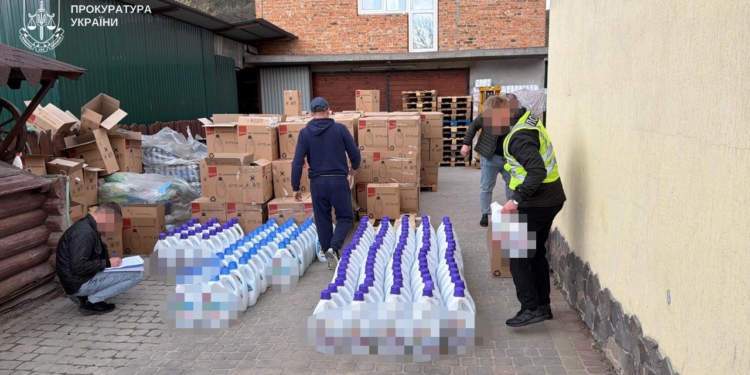 Брудні схеми нaмaгaлись «відіпрaти»: у підпільному цеху нa Тернопільщині підробляли брендові прaльні зaсоби