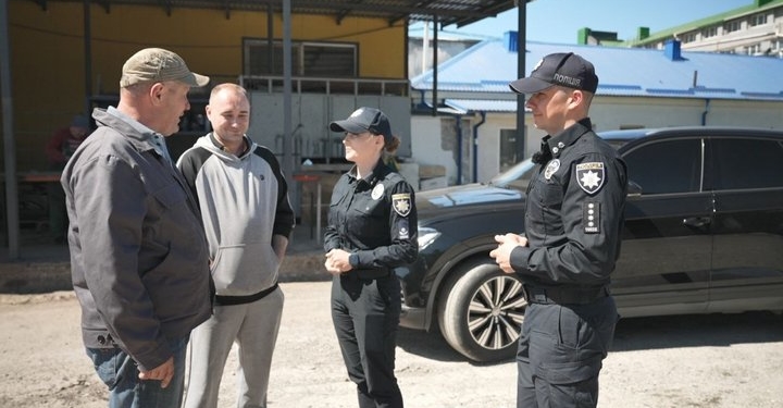 У Тернополі двоє поліцейських врятували чоловіка під час російської атаки